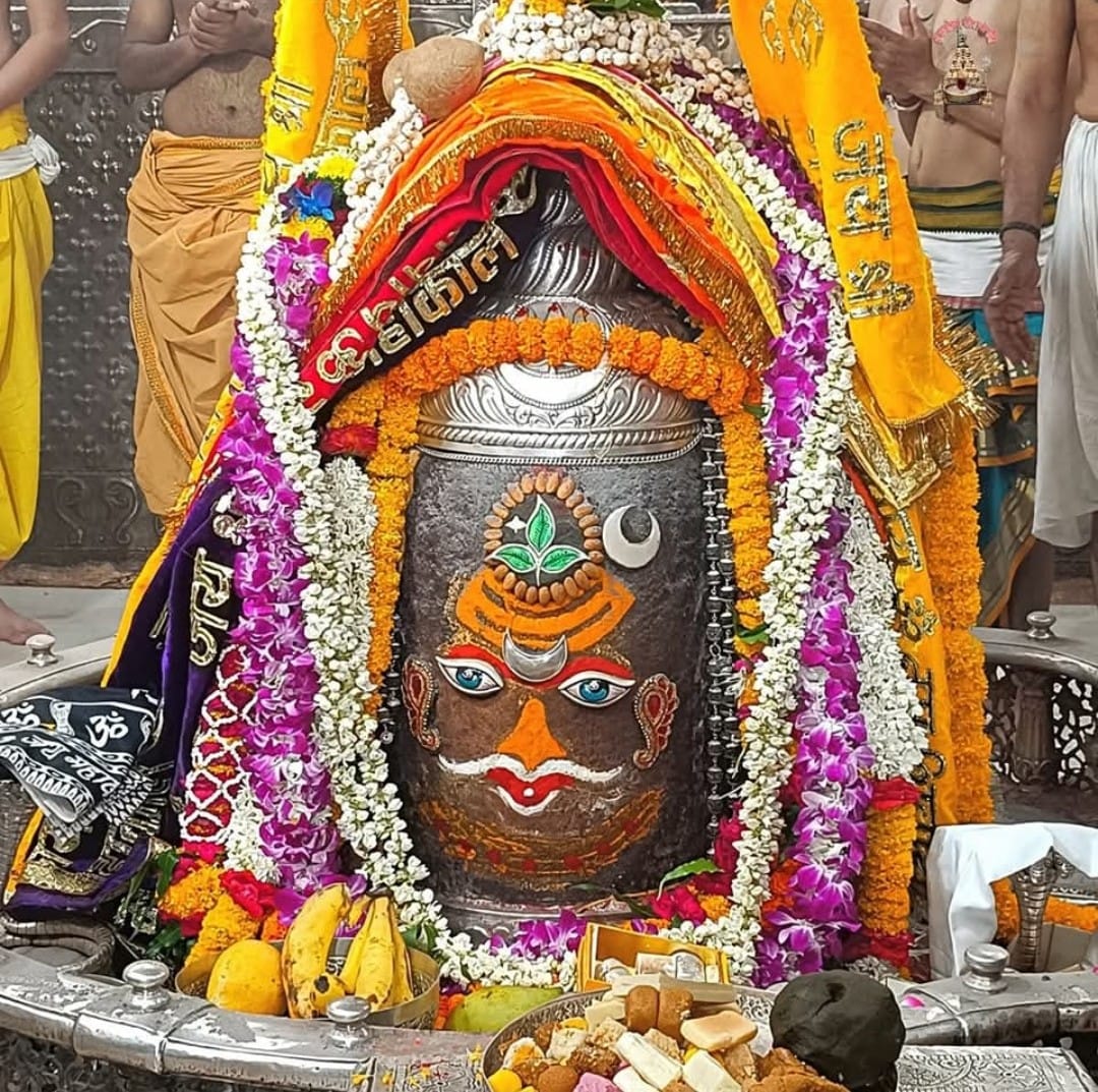 🔱🚩श्री महाकालेश्वर ज्योतिर्लिंग जी का आज का भस्म श्रृंगार आरती दर्शन *उज्जैन*
*10 जून  2025*      *दिन  मंगलवार*                    🌹🌹🌹💐💐💐
🌹🌞*ॐ हौं जूं सः ॐ भूर्भुवः स्वः ॐ त्र्यम्‍बकं यजामहे सुगन्धिं पुष्टिवर्धनम्उर्वारुकमिव बन्‍धनान् मृत्‍योर्मुक्षीयमामृतात्