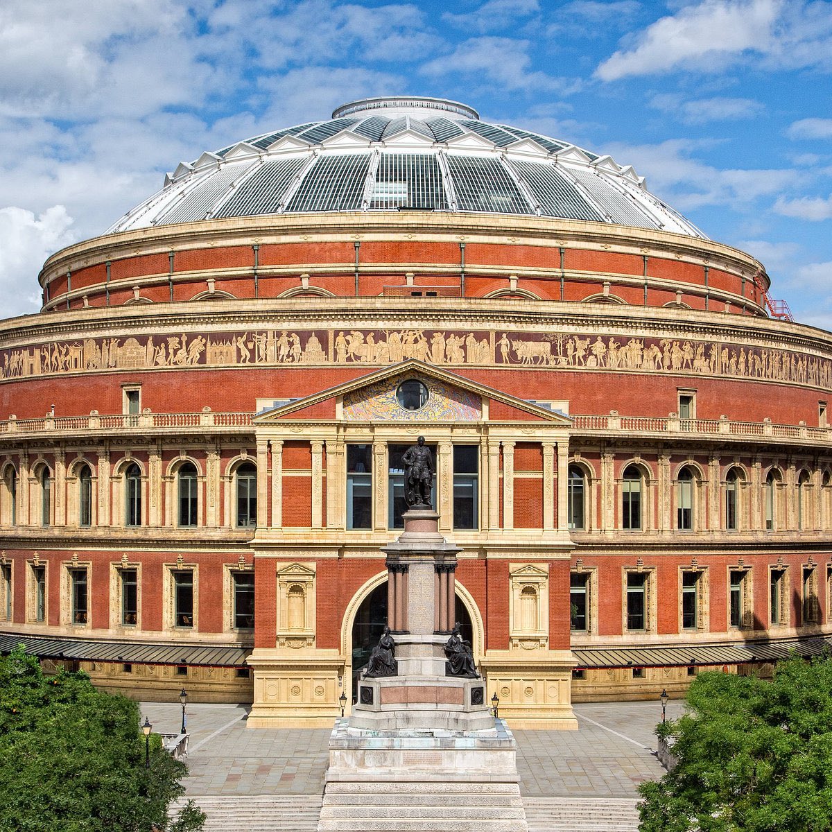 yesterdaypills's tweet photo. #RockMap Sulle tracce del rock: i luoghi che hanno scritto la storia della musica
Royal Albert Hall: la cattedrale del suono nel cuore di Londra
Nel cuore elegante di South Kensington, a due passi da Hyde Park, sorge una delle sale da concerto più famose del mondo: la Royal Albert Hall. Con la sua cupola in vetro e acciaio, la pianta ellittica e la decorazione vittoriana, questo edificio non è solo un gioiello architettonico, è anche un simbolo dell’arte, il tempio della musica.
La Royal Albert Hall fu inaugurata nel 1871 dalla regina Vittoria, che la dedicò al marito scomparso, il principe Alberto, amante delle arti. La Hall divenne presto uno dei luoghi più importanti per eventi pubblici a Londra.
Oggi ospita oltre 300 eventi all’anno: concerti sinfonici, spettacoli pop e rock, balletti, musical, ed è anche la casa storica dei BBC Proms, il festival estivo di musica classica più celebre del Regno Unito.
Eppure, sono stati i concerti pop e rock a scrivere alcune delle pagine più leggendarie della sua storia. Sul suo palco hanno suonato giganti della musica mondiale. Alcuni momenti sono entrati direttamente nel mito
4 novembre 1963: i Beatles si esibiscono al Royal Variety Performance, di fronte alla regina madre.
John Lennon pronuncia una frase destinata a entrare nella storia:
“Per quelli nei posti economici, battete le mani… il resto di voi, fate tintinnare i vostri gioielli.”
il 9 maggio 1965: Bob Dylan
sale sul palco in piena svolta elettrica. Alcuni lo fischiano, altri lo acclamano.
Quel concerto segna la fine del folk tradizionale e l’inizio di una nuova era.
26 giugno 1969: Pink Floyd
Effetti visivi, psichedelia sonora, improvvisazione totale: i Pink Floyd trasformano la Hall in un’esperienza multisensoriale.
9 gennaio 1970: i Led Zeppelin portano nella Hall un’energia primordiale. Jimmy Page, Robert Plant e soci spingono i decibel al limite, scuotendo la sala con un rock violento e visionario.
14 aprile 1970: arrivano i Creedence Clearwater Revival
da San Francisco.
Con “Proud Mary”, “Born on the Bayou” e “Bad Moon Rising”, il loro swamp sound travolge il pubblico londinese. Un ponte sonoro tra la California, il Mississippi e l’Inghilterra.
2005: dopo 36 anni i Cream tornano nella sala dove erano nati.
Clapton, Jack Bruce e Ginger Baker fanno esplodere il palco con “Sunshine of Your Love” e “White Room”.
Oggi la Royal Albert Hall ospita anche concerti di musica elettronica, eventi cinematografici, spettacoli per bambini, tornei di tennis e serate benefiche.
E ogni volta che le luci si abbassano e una nota risuona, succede qualcosa di magico.
Perché la Royal Albert Hall non è solo un luogo: è la cattedrale del suono.
Hai mai visitato la Royal Albert Hall o assistito a un concerto lì? Raccontacelo nei commenti!
#RoyalAlbertHall #Beatles #PinkFloyd #LedZeppelin #Yesterdaypills