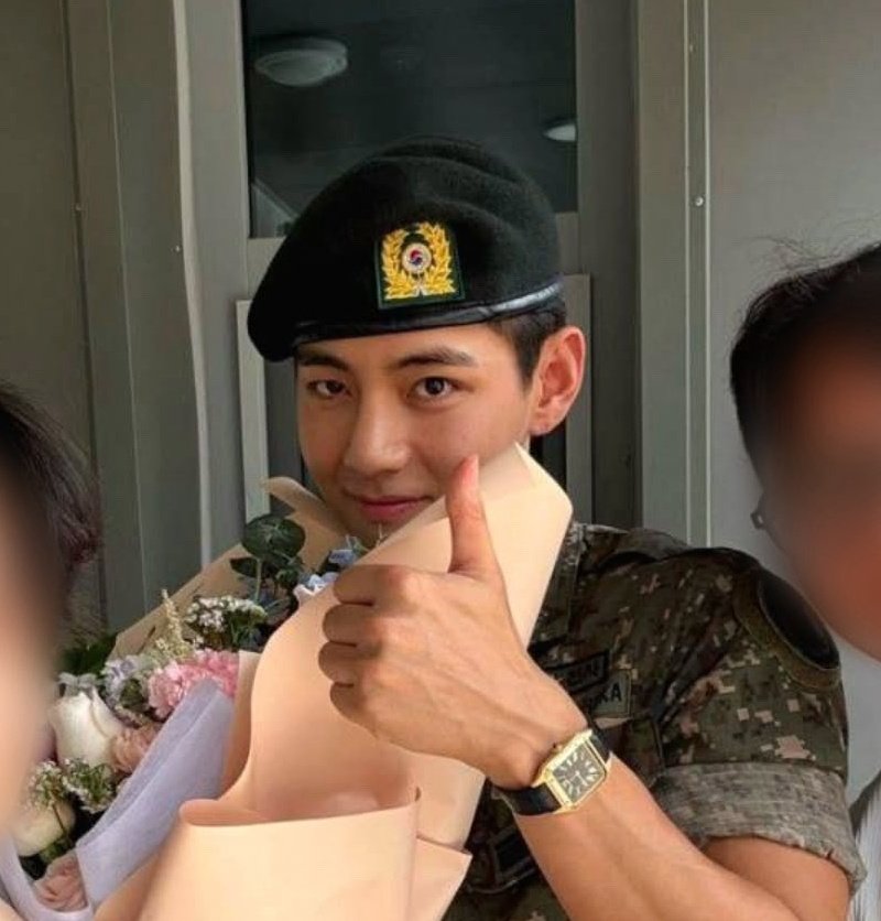 samgak__'s tweet photo. 뷔가 느슨해진 돌판전역날에 개큰긴장감을 줬잖아 https://t.co/qqZhF8ZBZq