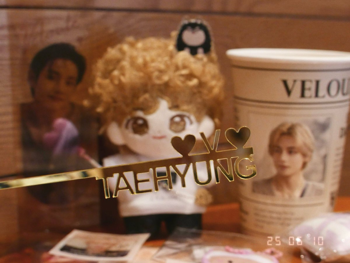 태형이 데뷔 12주년과 전역을 축하해♡
누나비님이 항상 예쁜 공간 만들어주셔서 기념일 마다 축하할 수 있네요! 진짜 감사해요&gt;&lt;ෆ
전역일에 태형 가득한 곳에서 행복합니당𖤐

♡⋆₊˚𝑽𝒆𝒍𝒐𝒖𝒕𝒆˚₊⊹♡
#V_Velouter
#V #뷔 #TAEHYUNG
<a href="/_nuna_V/">누나비(NUNA V)</a>