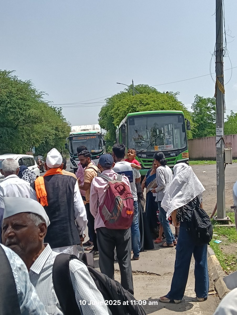 bhaware358's tweet photo. सार्वजनिक वाहतुकीचा बोऱ्या वाजला आहे. रेल्वे असो की पीएमपीएमएल सर्वत्र सारखीच स्थिती आहे. कधी गाडीच बंद पडते तर कधी वाहतूक कोंडी होते. तिकीट दर दुप्पट केले पण सेवा शून्य टक्के. 
#Pmpml 
#आळंदीतेमनपा
#पुणे https://t.co/qhnt4KkM8a