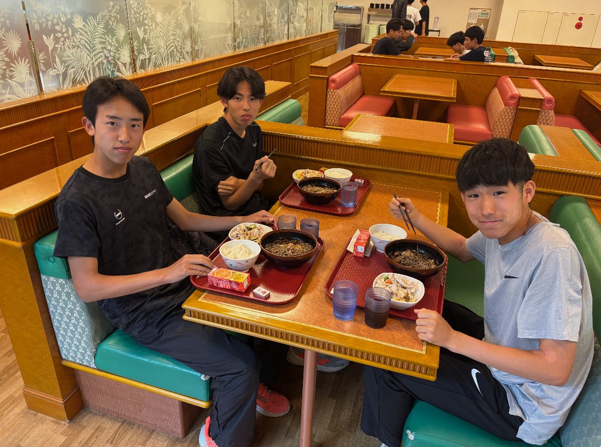 本日の昼食と食事の様子です

メニューを掲げているのは
山﨑智哉（4年）です！

#日薬陸部ごはん
#スポーツ栄養
#前代未聞の逆転集団
#日本薬科大学陸上部