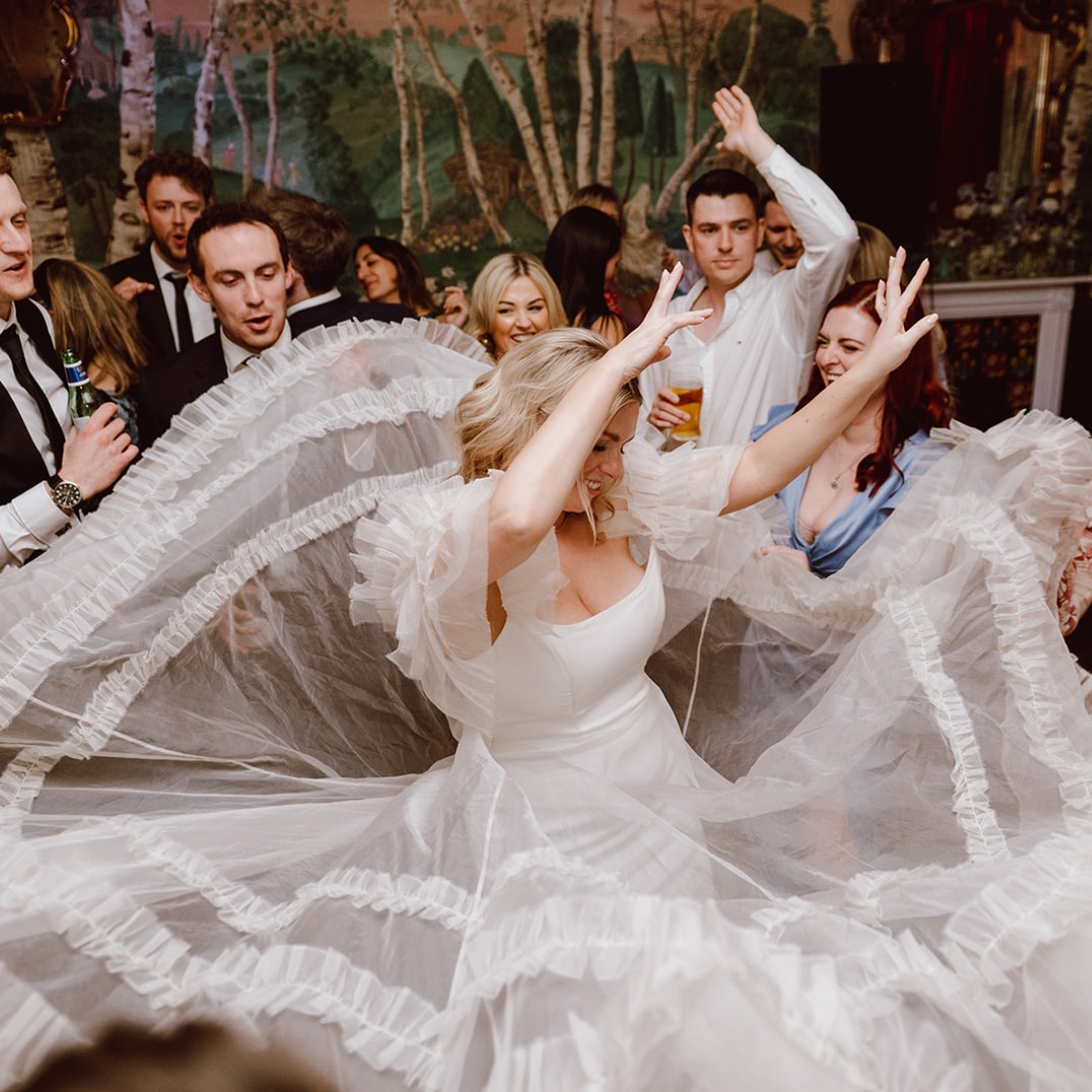 functioncentral's tweet image. Unforgettable moments at @thebellinticehurst in Sussex for Amy and Matt's wedding! The Runways had everyone singing, dancing, and celebrating in style. 🎤🎶🥂 #weddingband
📸 Amazing pictures taken by @jessicabevanphoto
Read more about the band - ow.ly/QHuY50VKlxv