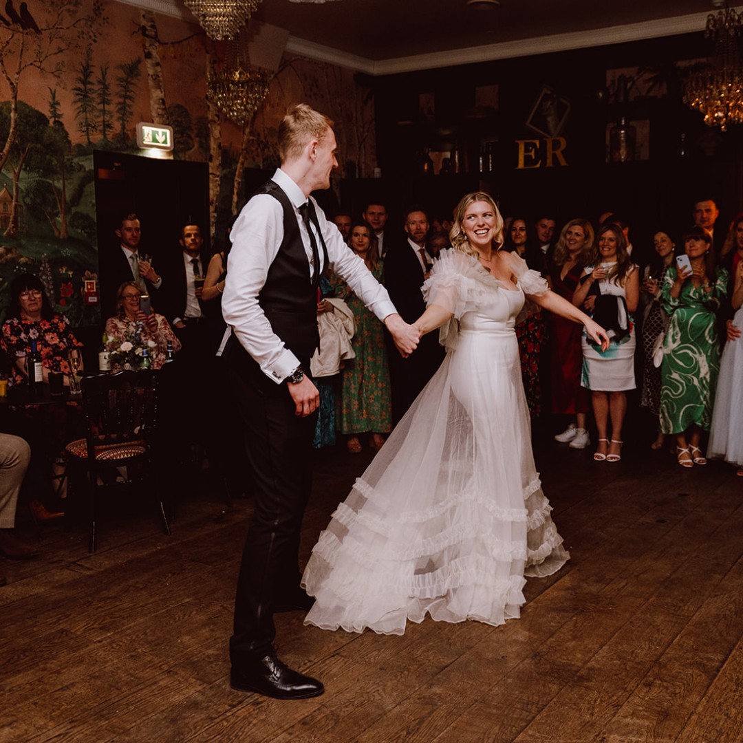 functioncentral's tweet image. Unforgettable moments at @thebellinticehurst in Sussex for Amy and Matt's wedding! The Runways had everyone singing, dancing, and celebrating in style. 🎤🎶🥂 #weddingband
📸 Amazing pictures taken by @jessicabevanphoto
Read more about the band - ow.ly/QHuY50VKlxv