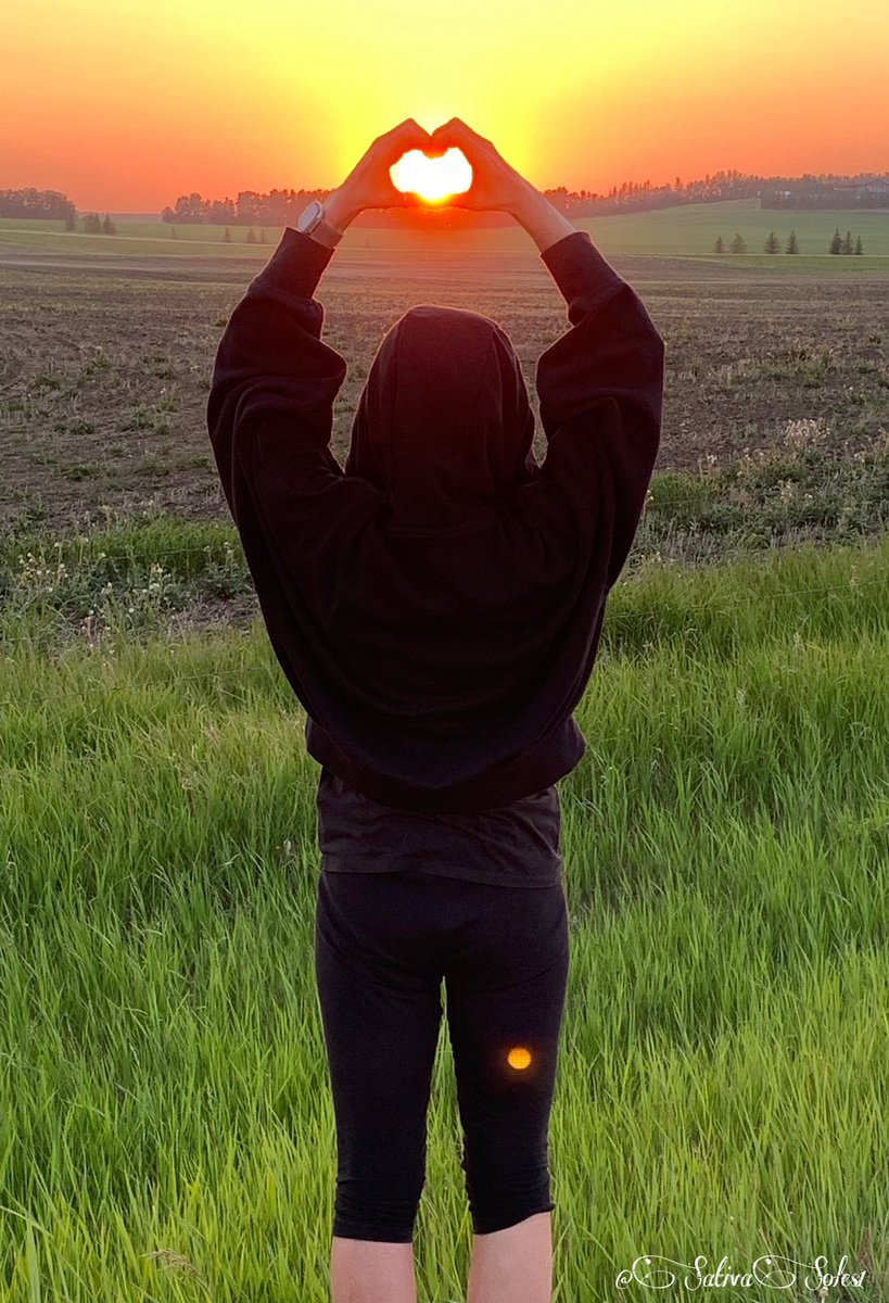 She was born to chase sunsets🫶 #ChasingSunsets #Love #SunsetLover #Alberta #HardHeartHands #Raw #NaturesBeauty #ImaMakeYouSmile🫶