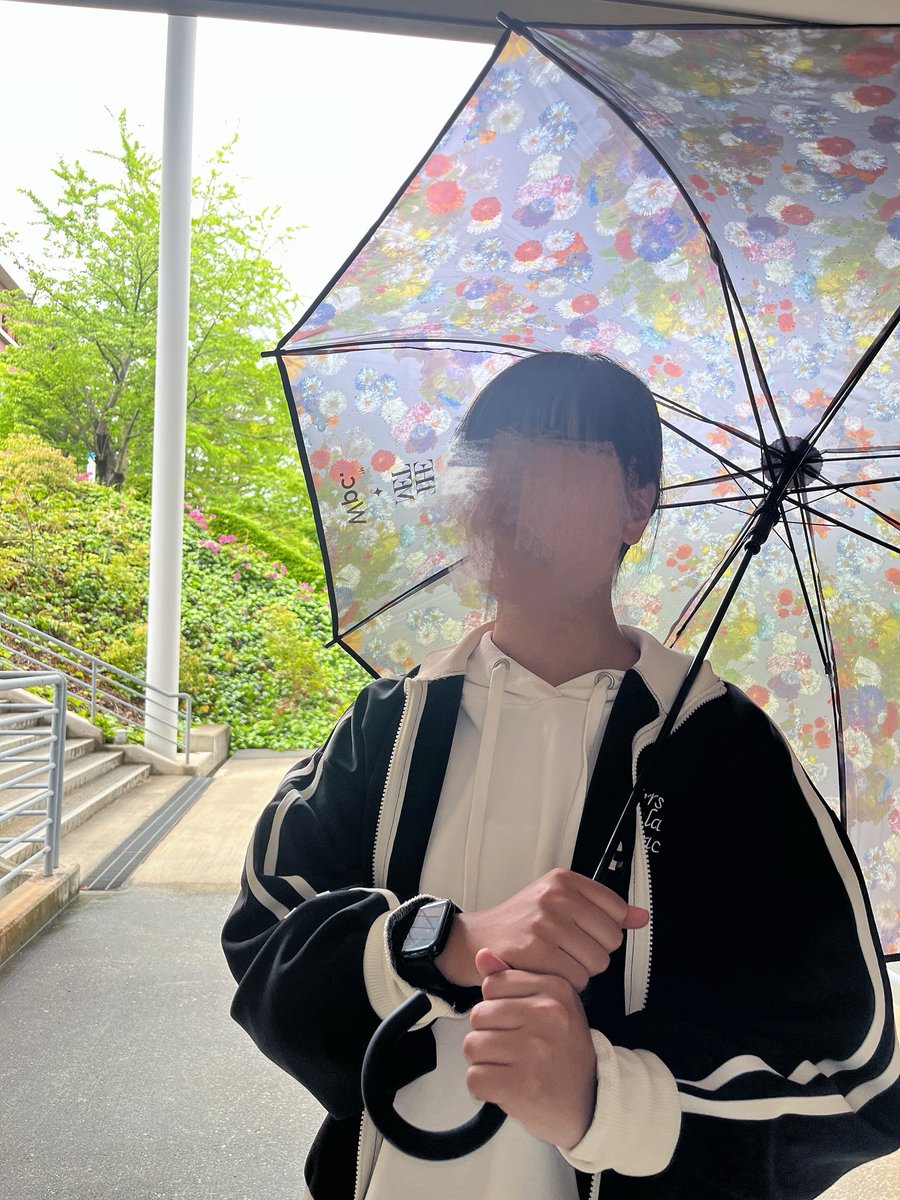 KSU_cosplay's tweet photo. 今回の撮影スポットは2号館の階段です📸

背後の緑が写真を引き立ててくれて、とても映えますよ〜✨️🌳
みなさんもぜひ、この場所で写真を撮ってみませんか？

#KSUnicos #ユニコス #コスプレイベント #福岡 #九産大 #九州産業大学  #大学コスプレ #コスプレ  #cosplay https://t.co/Vjv94Q14o5