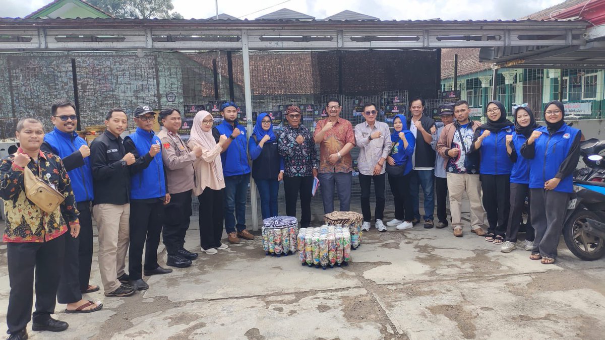Desa Mekarwangi, Kec. Cisayong, Kab. Tasikmalaya salah satu desa yang berhasil mengolah sampah menjadi barang yang memiliki nilai ekonomi

Yang organik dijadikan bahan pupuk, yang non organik dijadikan eco brick

Menteri Desa &amp; PDT <a href="/YandriSusanto27/">Yandri Susanto</a> mencanangkan desa peduli sampah