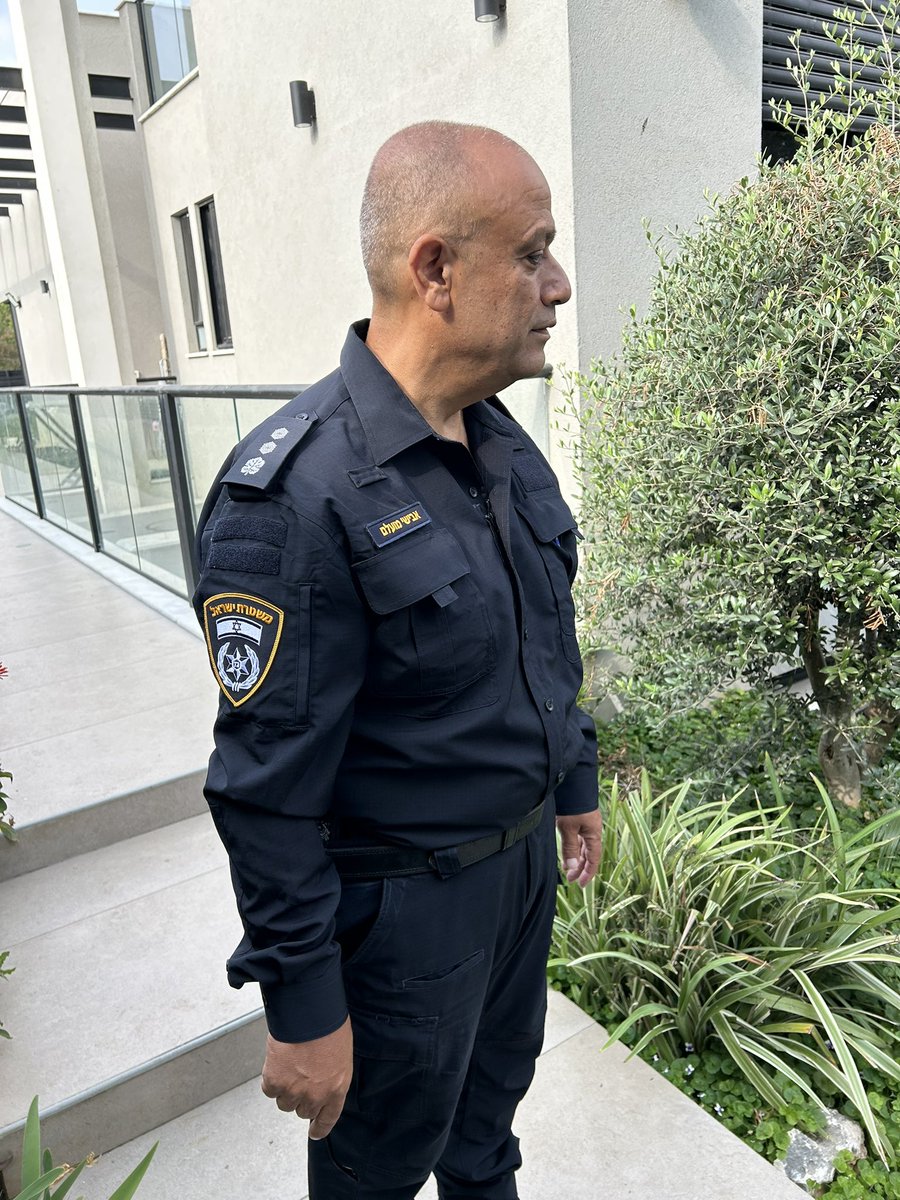 לא ארחיב במילים, רק אגיד שאין ראוי ממך ללבוש את המדים האלה ושאני גאה להיות הבת שלך!!! 
בהצלחה אבא 🤍