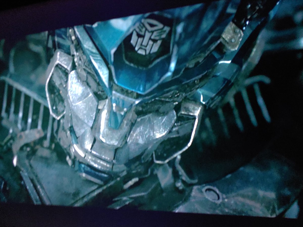 Fc20364's tweet image. It's still crazy how they introduced the most likeable transformer with a personality and immediately wanted to kill him off 😭😭😭