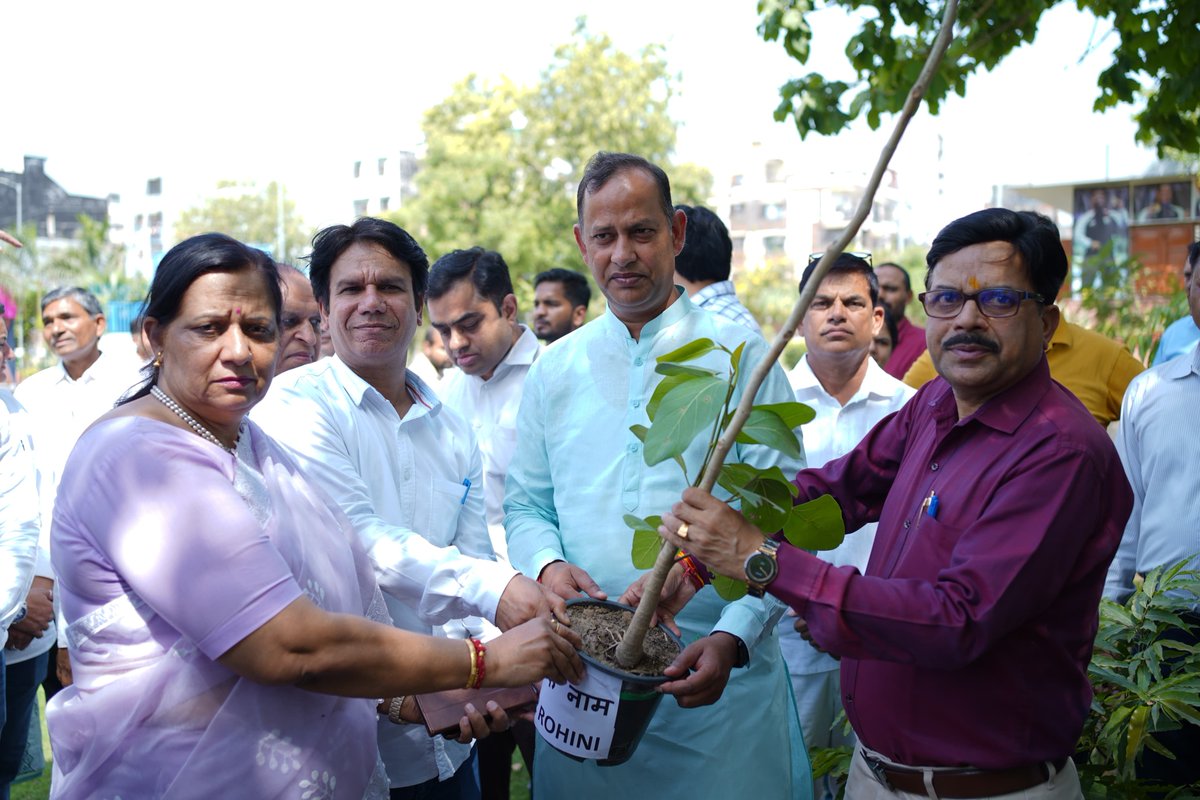 bjpravinder16's tweet image. रोहिणी के सेक्टर 22 राजकीय सर्वोदय विद्यालय में आदरणीय प्रधानमंत्री श्री @narendramodi जी के संकल्प #एक_पेड़_माँ_के_नाम 2.0 के तहत पौधारोपण।
आइए, हम सब मिलकर माँ के नाम एक पेड़ लगाएं और हरियाली का संकल्प लें। 🌳🌱#TreeForMother  #GreenDelhi