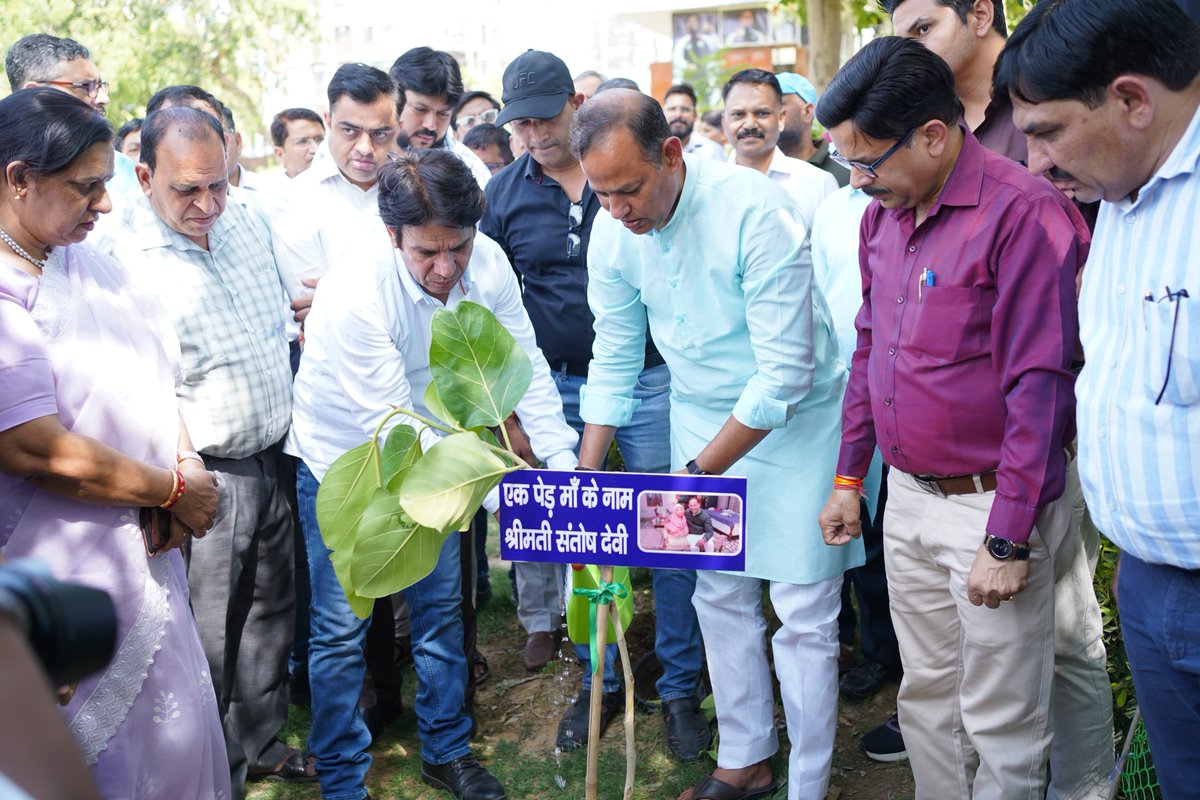 bjpravinder16's tweet image. रोहिणी के सेक्टर 22 राजकीय सर्वोदय विद्यालय में आदरणीय प्रधानमंत्री श्री @narendramodi जी के संकल्प #एक_पेड़_माँ_के_नाम 2.0 के तहत पौधारोपण।
आइए, हम सब मिलकर माँ के नाम एक पेड़ लगाएं और हरियाली का संकल्प लें। 🌳🌱#TreeForMother  #GreenDelhi