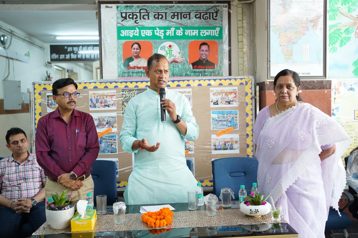 bjpravinder16's tweet image. रोहिणी के सेक्टर 22 राजकीय सर्वोदय विद्यालय में आदरणीय प्रधानमंत्री श्री @narendramodi जी के संकल्प #एक_पेड़_माँ_के_नाम 2.0 के तहत पौधारोपण।
आइए, हम सब मिलकर माँ के नाम एक पेड़ लगाएं और हरियाली का संकल्प लें। 🌳🌱#TreeForMother  #GreenDelhi