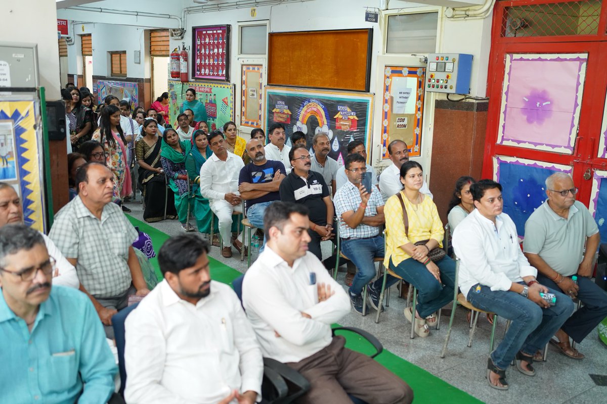 bjpravinder16's tweet image. रोहिणी के सेक्टर 22 राजकीय सर्वोदय विद्यालय में आदरणीय प्रधानमंत्री श्री @narendramodi जी के संकल्प #एक_पेड़_माँ_के_नाम 2.0 के तहत पौधारोपण।
आइए, हम सब मिलकर माँ के नाम एक पेड़ लगाएं और हरियाली का संकल्प लें। 🌳🌱#TreeForMother  #GreenDelhi