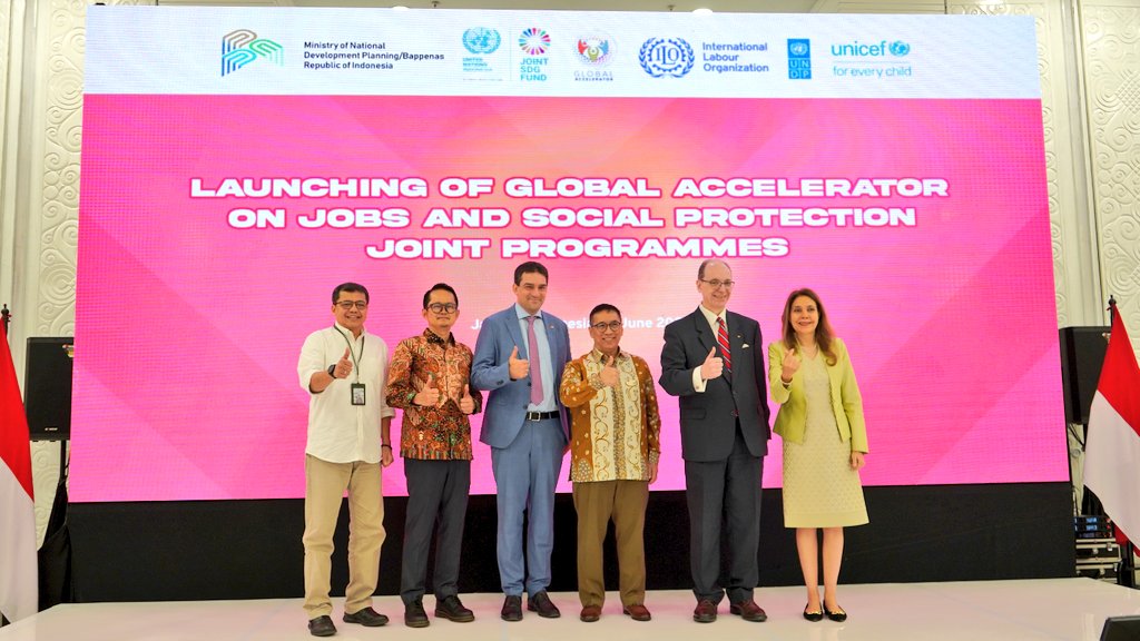 Gita Sabharwal (@sabharwalgita) on Twitter photo Improved social protection and more job opportunities matter — to reduce informality, leverage Indonesia’s demographic dividend, and tap into high-growth sectors like green manufacturing, critical minerals, and the blue economy. Privileged to launch two <a href="/JointSDGFund/">Joint SDG Fund 🇺🇳</a> programmes Improved social protection and more job opportunities matter — to reduce informality, leverage Indonesia’s demographic dividend, and tap into high-growth sectors like green manufacturing, critical minerals, and the blue economy. Privileged to launch two <a href="/JointSDGFund/">Joint SDG Fund 🇺🇳</a> programmes