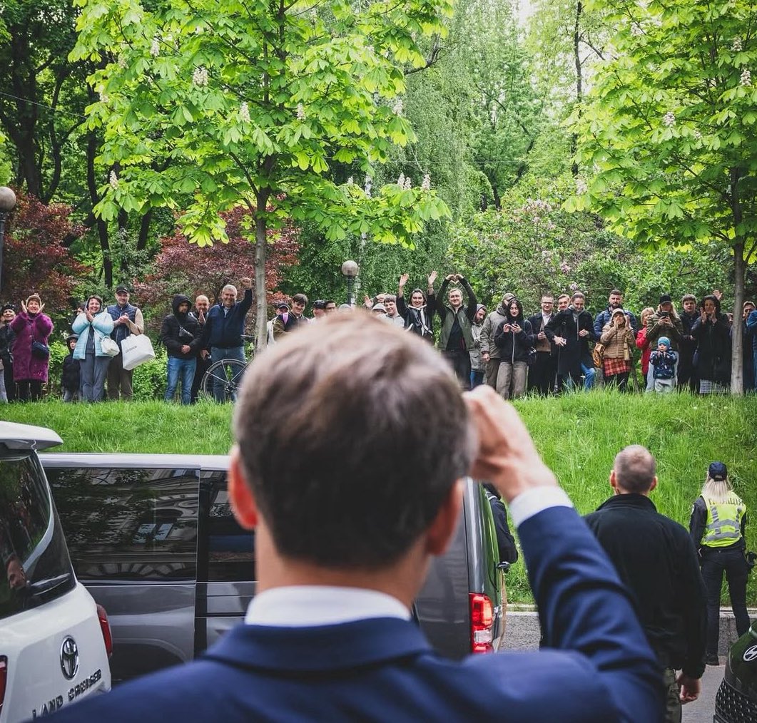 Président, même si nous sommes considérés adultes par l’âge, apprenez-nous à toujours avoir ce cœur d’enfant auprès de vous, à vous demander de l’aide, à croire en votre Parole. Que cette joie qui nous unit d’être votre peuple resplendisse dans nos vies à l’honneur de votre nom.