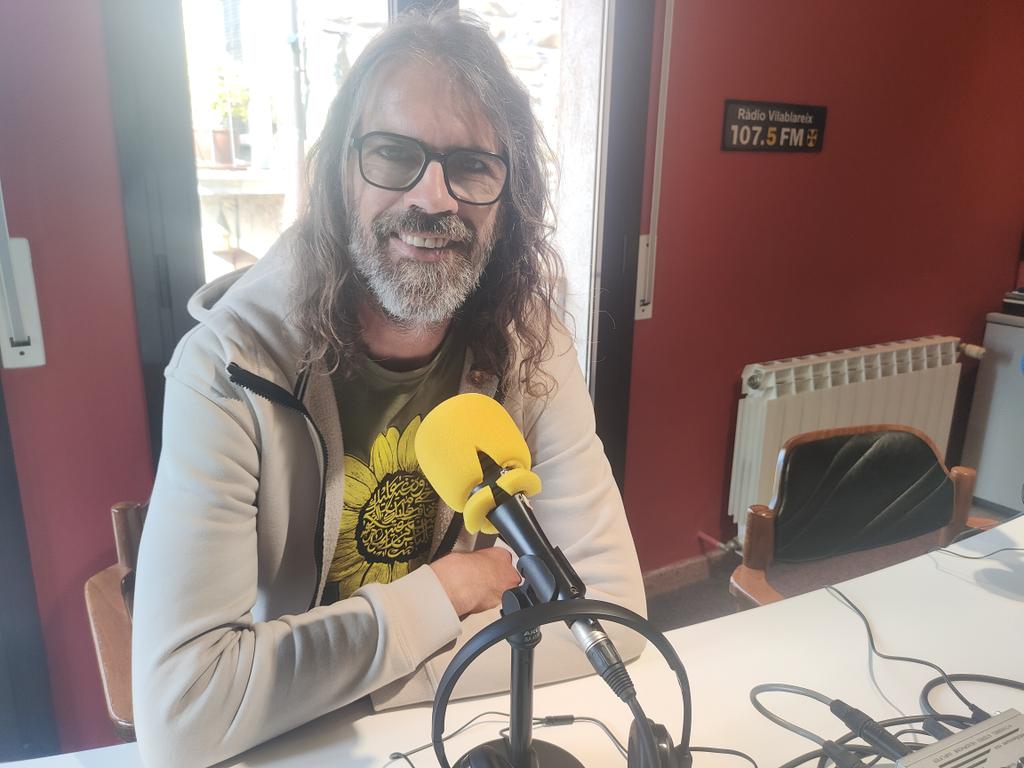 Bon dia! Avui, a les 12 h, entrevistem Natxo Tarrés. Ens presentarà el seu nou projecte musical "Humana Sound System" 107.5 FM 📻 (Girona)