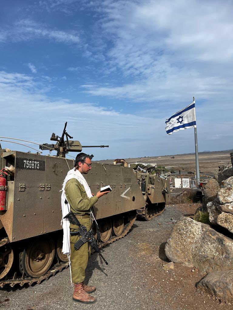 ״לך תתגייס!״
צורח עליי אדם זר, ברחוב, על הבוקר.

אני ניגש אליו ומראה לו תעודת לוחם במיל׳.

הוא ממשיך לצעוק וממלמל בשנאה 
שהוא לא מאמין לי.

הרגשה מבאסת ומתסכלת.

אבל אם יש משהו אחד שלקחתי מזה-
׳זה שאנחנו אחים.
מותר שיהיו בינינו חילוקי דעות,
אבל אסור שהן יהפכו לשנאה׳.