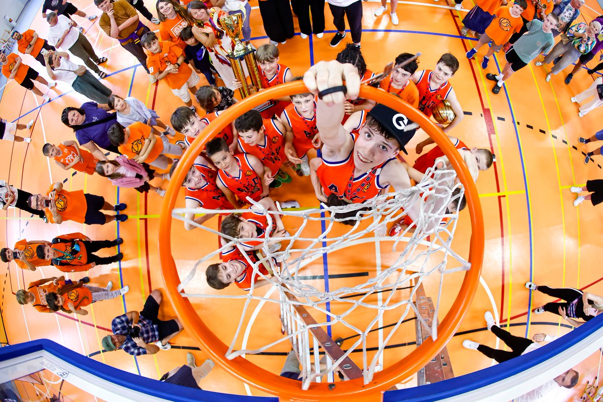 Mistrzowskie zdjęcie 🔥👏
Tomasz Sokołowski Fotografia- brawo👌

Zdjęcie z finału Mistrzostw Polski U13, gdzie Leo Dudkowski wywalczył ze swoją drużyną złote medale. 

Potężne gratulacje dla Leo oraz rodziców - Anny i Radka Dudkowskich 👌

ps. Fajna czapka😎 
zródło <a href="/PZKosz/">PZKosz</a>