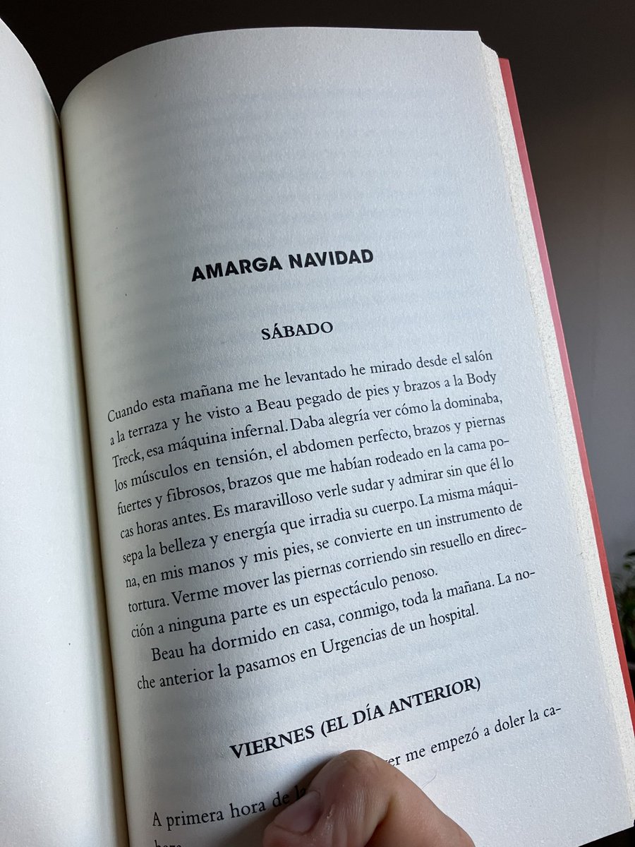 bullock25's tweet photo. 🎬 Pedro Almodóvar rueda Amarga Navidad, tragicomedia sobre una mujer abandonada en plenas fiestas.
Basada en su libro El último sueño, promete melodrama, sensibilidad y sexo.
Con Bárbara Lennie, Victoria Luengo y Patrick Criado.
Rodaje hasta agosto. Estreno 2026.
#AmargaNavidad https://t.co/QHRvbgJQGU