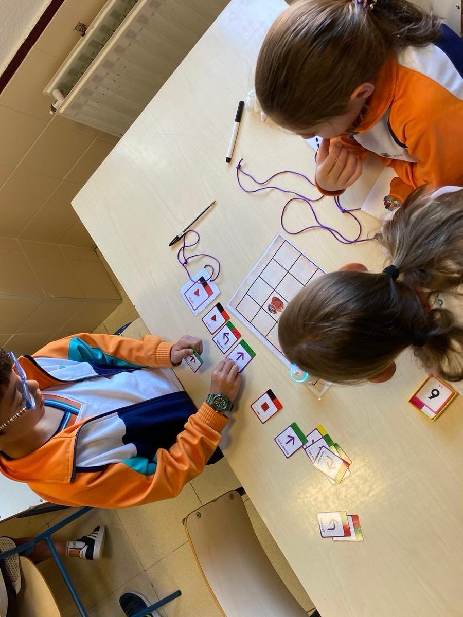 Aprender con True True es una forma muy motivadora de desarrollar el pensamiento computacional. Gracias al programa #CodigoEscuela4_0_Madrid los alumnos de tercero de Primaria del colegio GSD El Escorial disfrutaron de una manera de aprender diferente