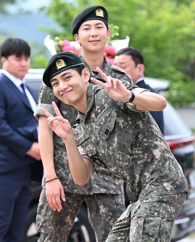 BangaloreTimes1's tweet photo. They’re Back! 💜

South Korean band #BTS members  #RM and #V officially get discharged from their military service
.
.
.
credits: https://t.co/rgwt1TzZsz
#trending #bts #rm #v #kpop #btsarmy #kpopband #btsmembers #latestnews #trending https://t.co/YzKCZX2HxG