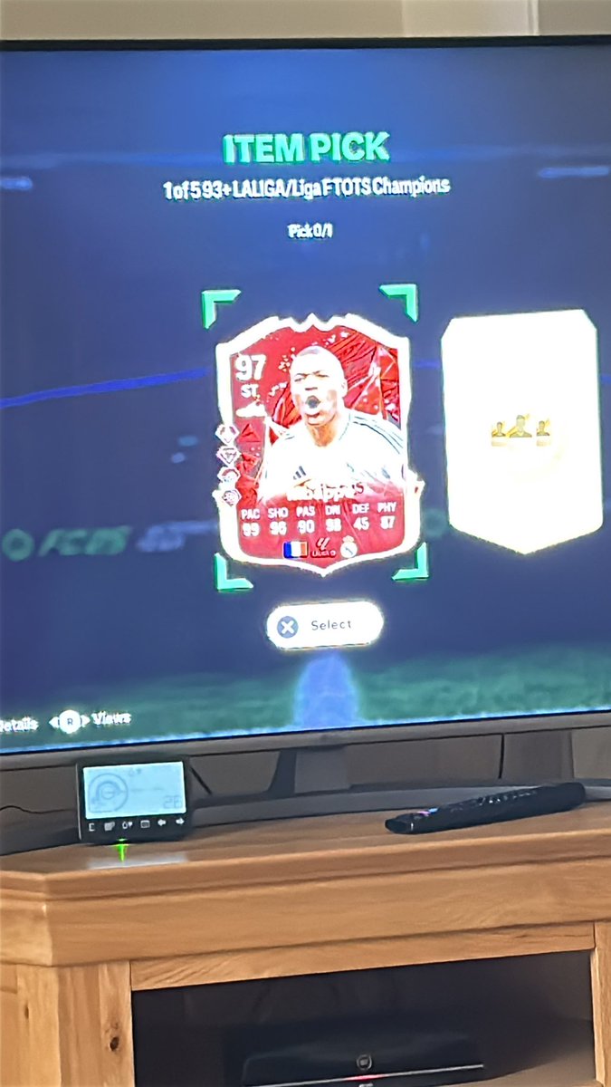 Thanks <a href="/EASPORTSFC/">EA SPORTS FC</a> for messing up my rewards and giving me a extra pick 😆