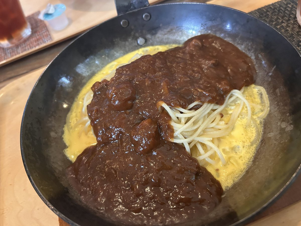 昨日は旦那氏が休みで職場の近くまで来てくれたのでランチしてきた😊
カレーパスタなんだけどパスタがもちもちしてて下の卵は甘めでカレーもコクがあっておいしかった🥴