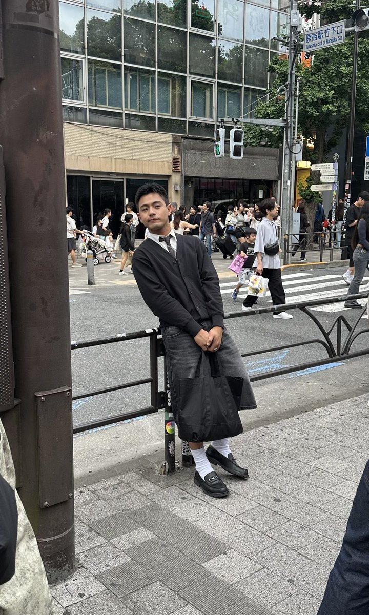 Yung late ka na sa first day of iskul pero kailangan ka pang picturan ng mama mo.