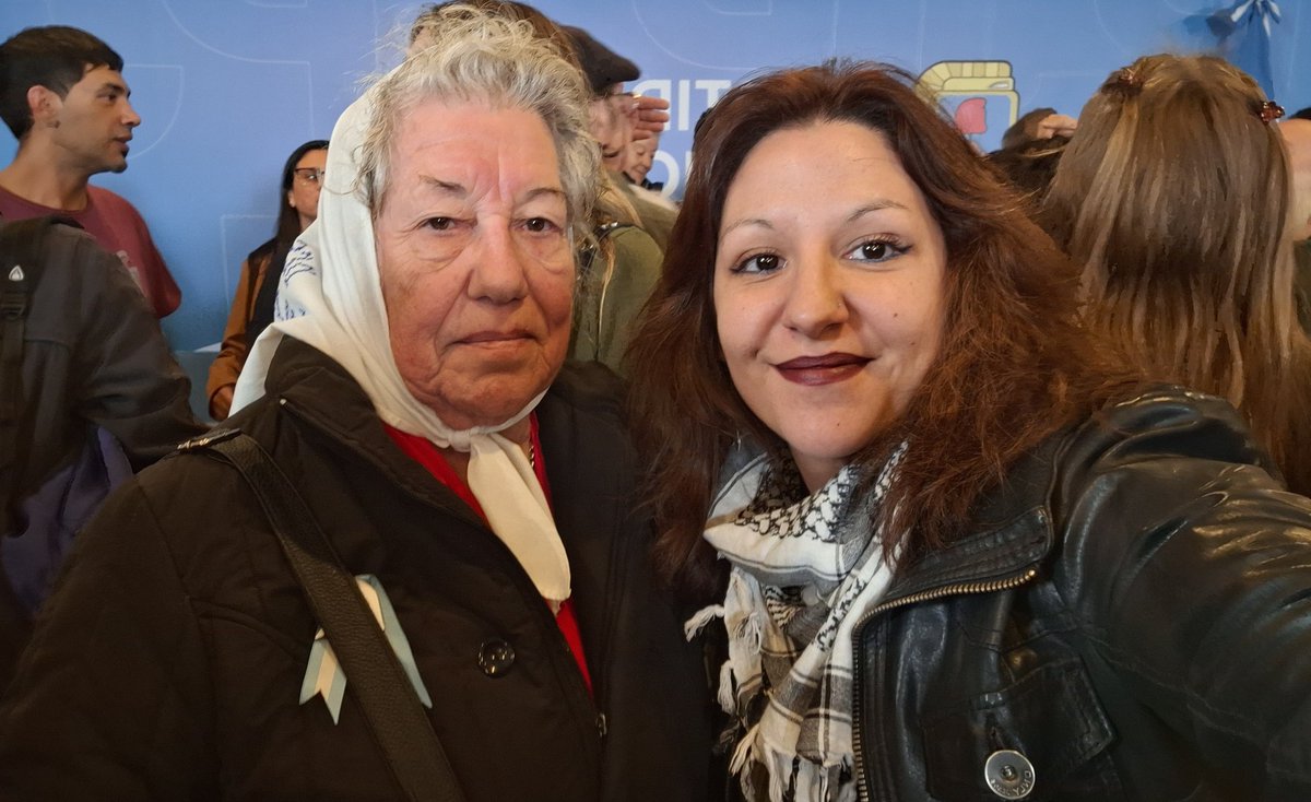 Sonreímos porque nos une la lucha. Porque somos perucas y mientras vivamos, defenderemos el derecho a existir y ser felices. 

Estuvimos en el <a href="/p_justicialista/">Partido Justicialista</a> donde teníamos que estar, reunidos, reflexionando, organizándonos y haciendo por la patria que nos merecemos. 

(Sigue)