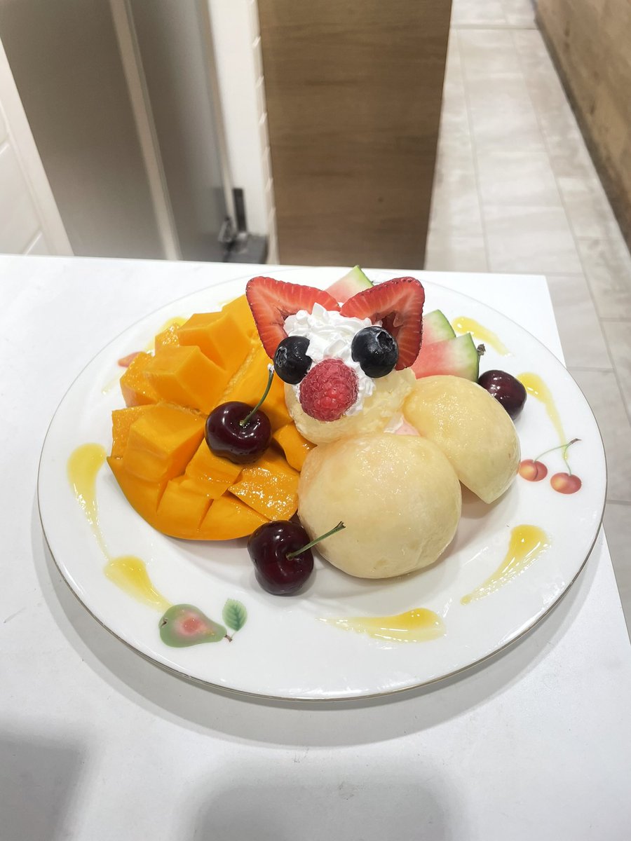 こんにちは！ 果実園リーベル日比谷店です！ 毎月変わるお皿のパフェ