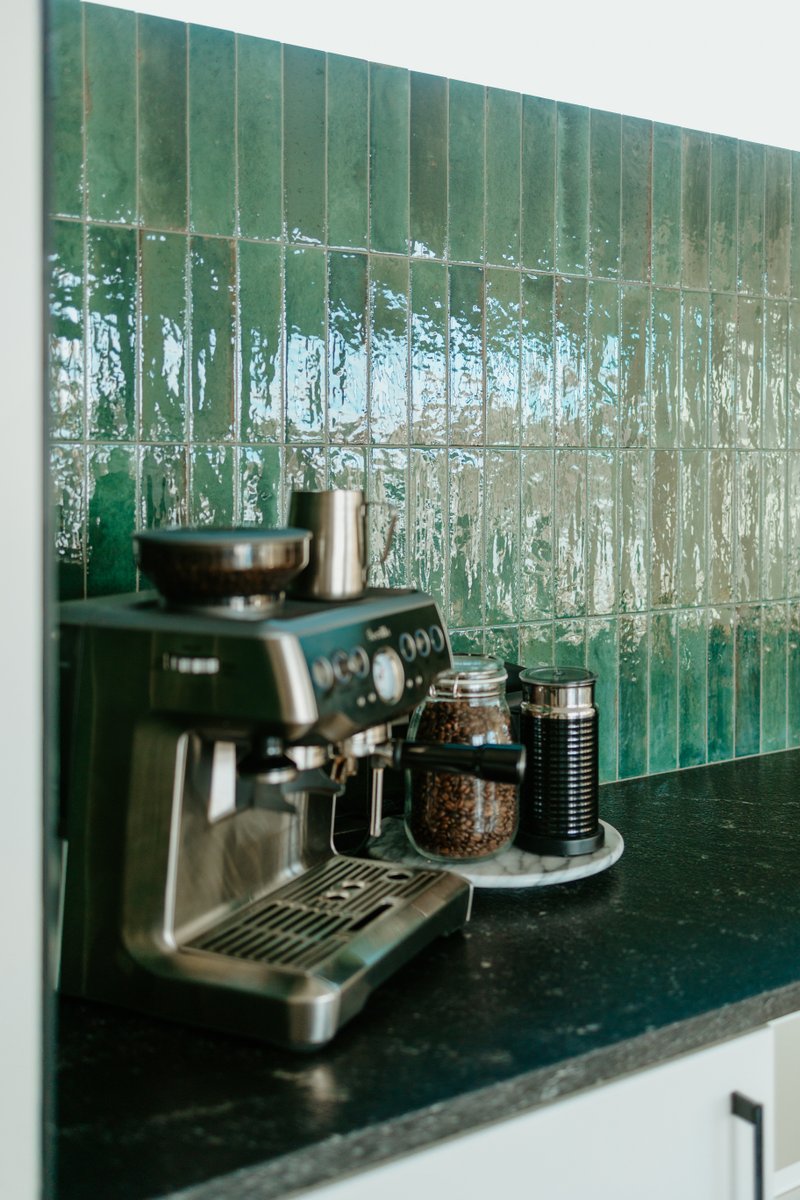 The rich tones and ultra-glossy finish add depth and character, bringing this kitchen backsplash to life. Proof that bold colour and beautiful texture go hand in hand. Design: athconstruction Photography: jessicaraeschulz #KitchenDetails #BoldInteriors #TileDesign