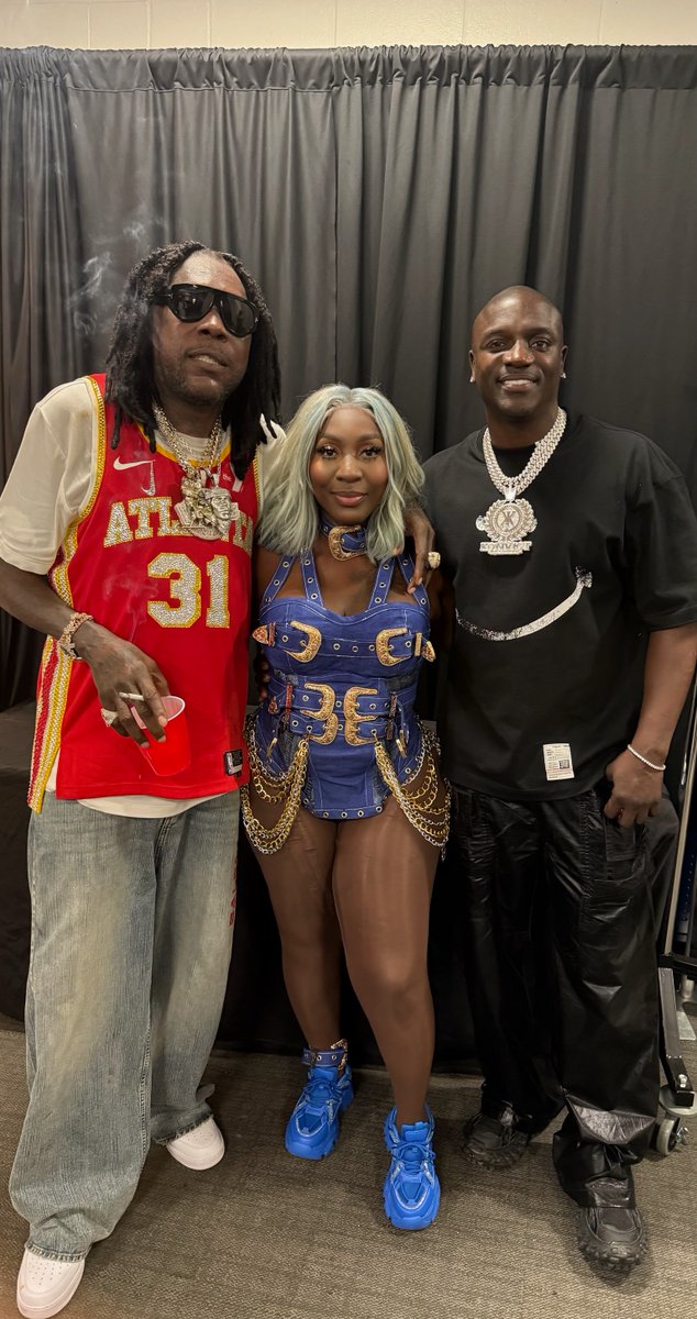 Akon's tweet photo. The other night w/ the family @Vybz_Official  @spiceofficial https://t.co/NNW0ZHMdhf