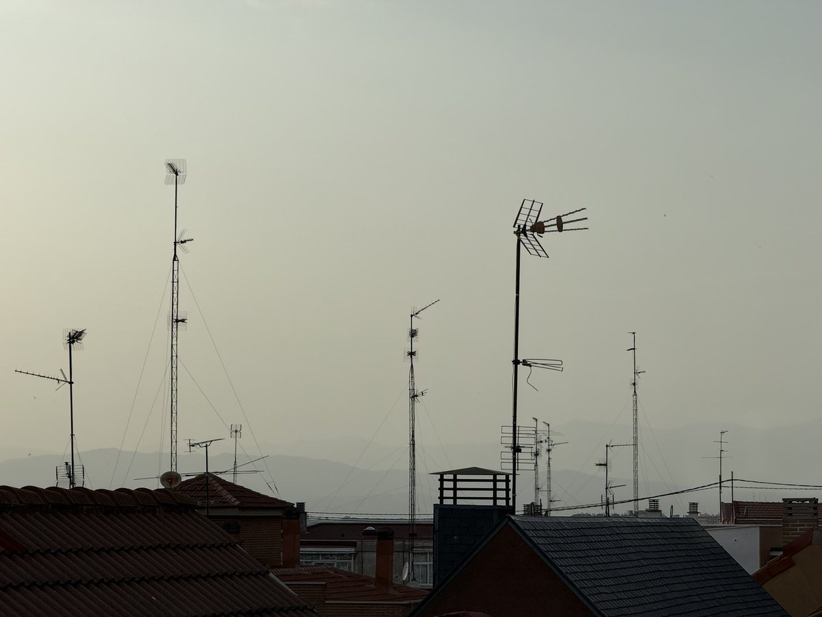 meteo_tetuan's tweet photo. Ayer por la tarde podíamos apreciar como llegaba #calima a nuestra zona, dejando el ambiente muy turbio y los cielos muy amarillentos. Esta imagen es de las 20:00 h., con la cámara enfocando hacia la #Sierra desde #Tetuán. Y el modelo #Skyron de previsión, de las 12:00 UTC https://t.co/fj6oImMkAA