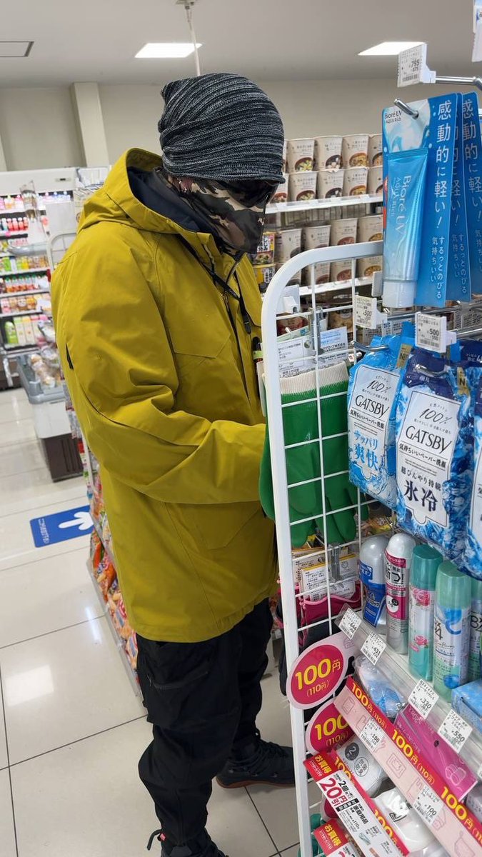 目撃情報】 魔王、釣り帰りにコンビニで謎の行動――視線の先にあった