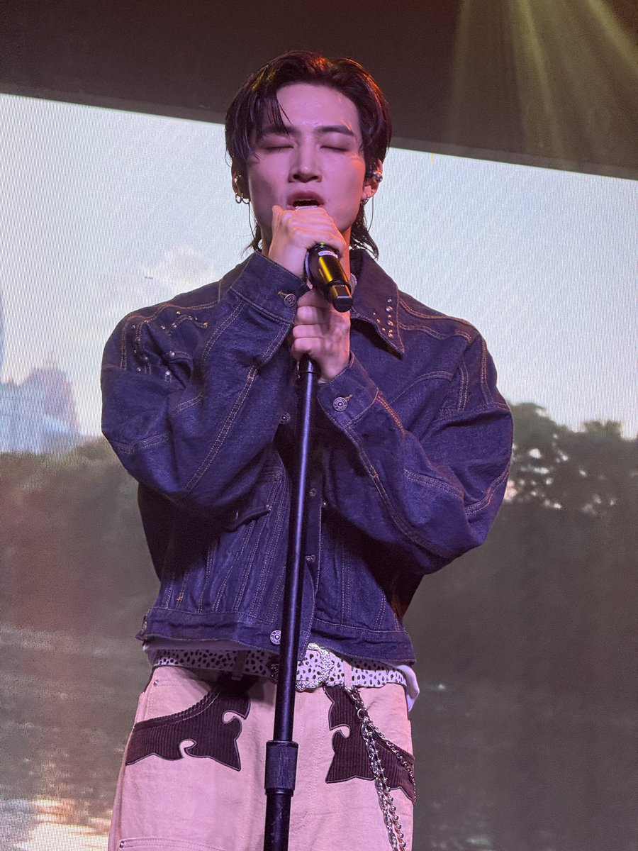 jiaermusic's tweet photo. HE DRESSED YEEHAW FOR US COW PRINT BELT AND ALL!!! #JAYB_TapeReLoad_US #JAYB_TapeReload #JAYB_TapeReLoad_Houston #jayb #GOT7 https://t.co/AxdYGMzixC