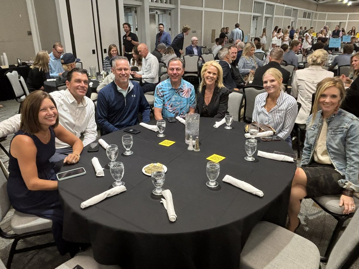 Tonight was the State Golf Banquet!! Good food &amp; good times with players &amp; family!Now, let’s get ready for some golf baby!! 👍😀❤️⛳️🏌🏽‍♂️
#crimsongolfnation #mgstate