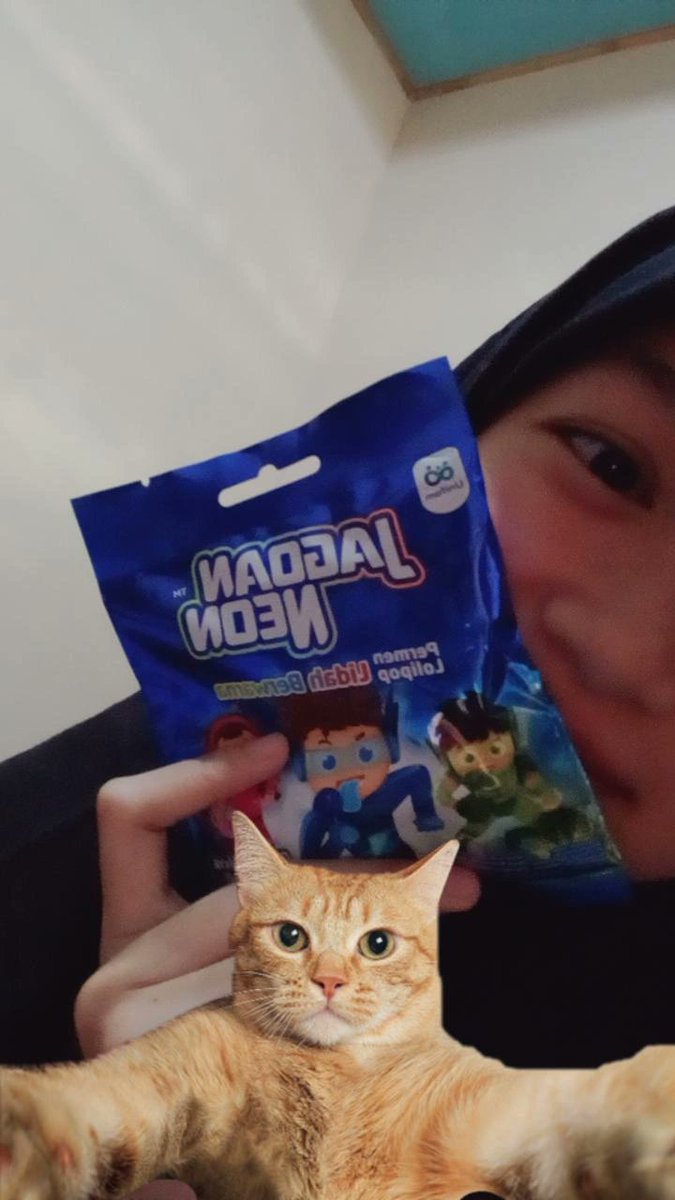 _1n0o's tweet photo. Baru nemuin lagi permen jaman sd yg klu dimakan lidah jdi berwarna😆 anak 2000an pasti related sih sama permen jagoan neon ini hahaha https://t.co/RyojIW3zWX