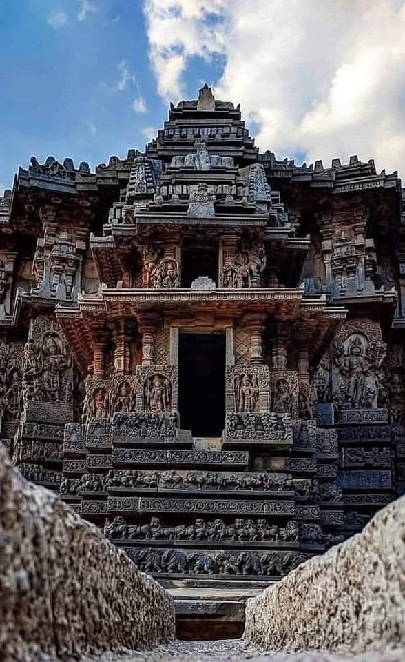 The beauty of spring around in India🧵

1. Hoysaleswara Temple, Halebidu, Karnataka