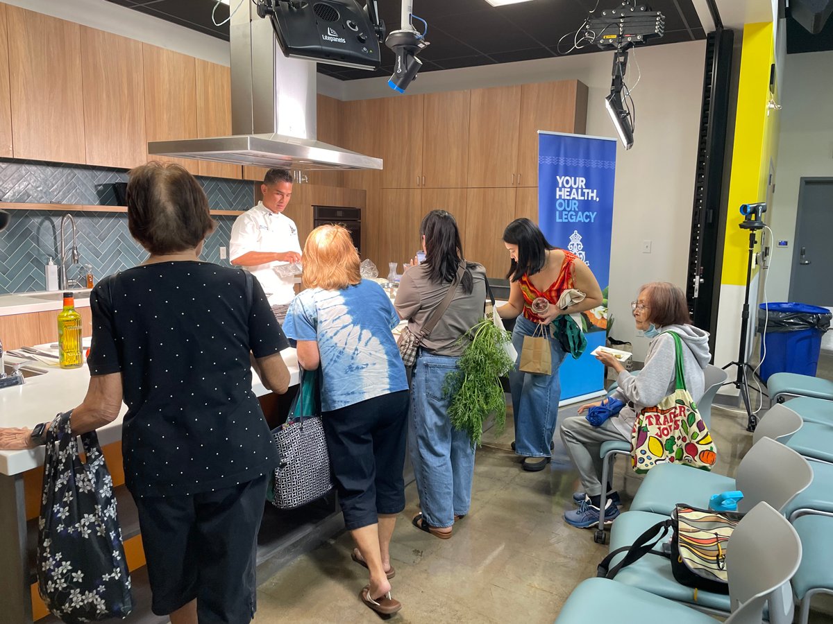 Chef Arin Antonio brought big flavor to the first Wahiawā Market Day with a live cooking demo featuring his nutritious kalo poke with ʻolena (turmeric) essence. 🌱

Photos courtesy of Leeward Community College.