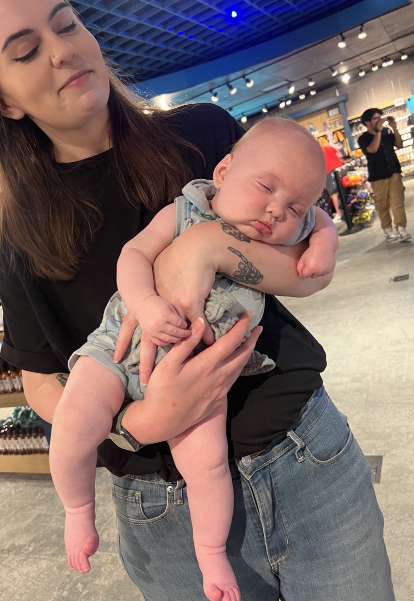 cheyrassic's tweet image. We went to the National Aquarium in Baltimore with some of our friends this past weekend- it was actually reallyyy cool! 

I loved the shark room and their dolphin exhibit. We were able to see the dolphins eat and play. 🥹

My kid was CONKED.