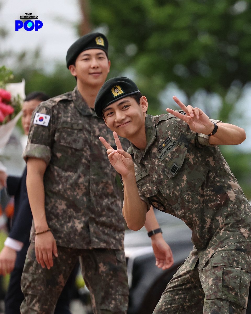 WELCOME BACK RM AND V! ภาพโมเมนต์การออกจากกรมของสองสมาชิกวง BTS
.
สร้างความตื้นตันใจ รอยยิ้ม และเห็นมิตรภาพที่ยังคงแน่นแฟ้นของ RM ลีดเดอร์วง BTS และ V อีกหนึ่งสมาชิกที่ทั้งคู่เพิ่งปลดประจำการออกจากกรมทหาร ณ กรมในเมือง Chuncheon ของจังหวัดคังวอนประเทศเกาหลีใต้ หลังฝึกมา 18 เดือน