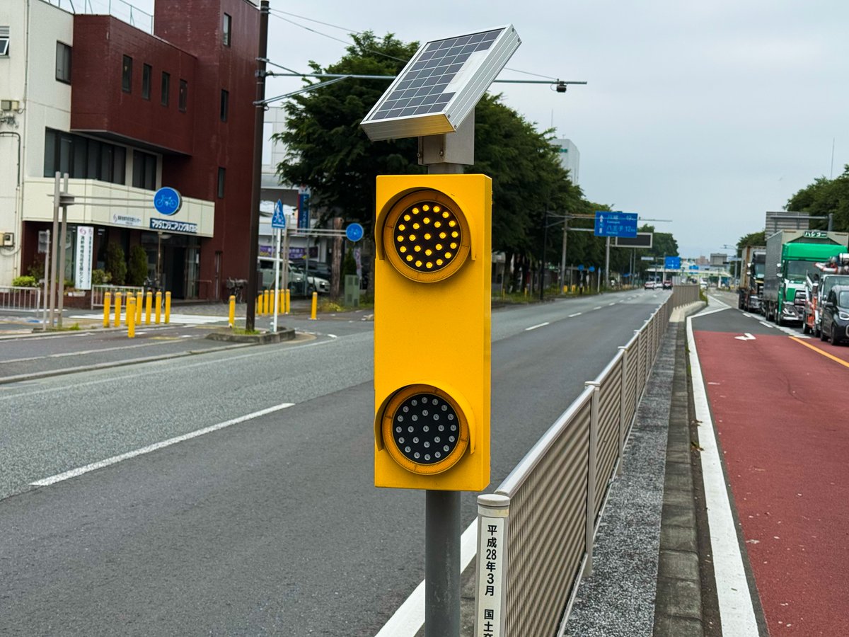 こたえ】正解は2️⃣！ #ブリンカー ライト（障害物表示灯）は、 黄色