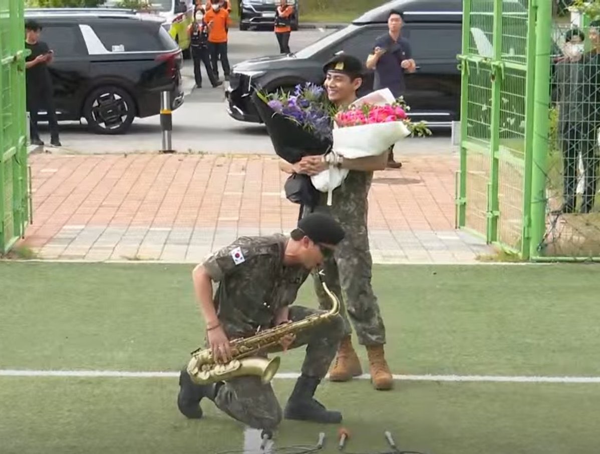 dream_2029's tweet photo. ¡Welcome home, RM and V! 💜
#BTS #BTSARMY #ARMY #방탄소년단 #Namjoon #Taehyung #RM #V #WelcomeBackTaehyung #ReturnOfOurJooniverse #BTS12thAnniversary @BTS_twt https://t.co/8QlOwI6qIQ
