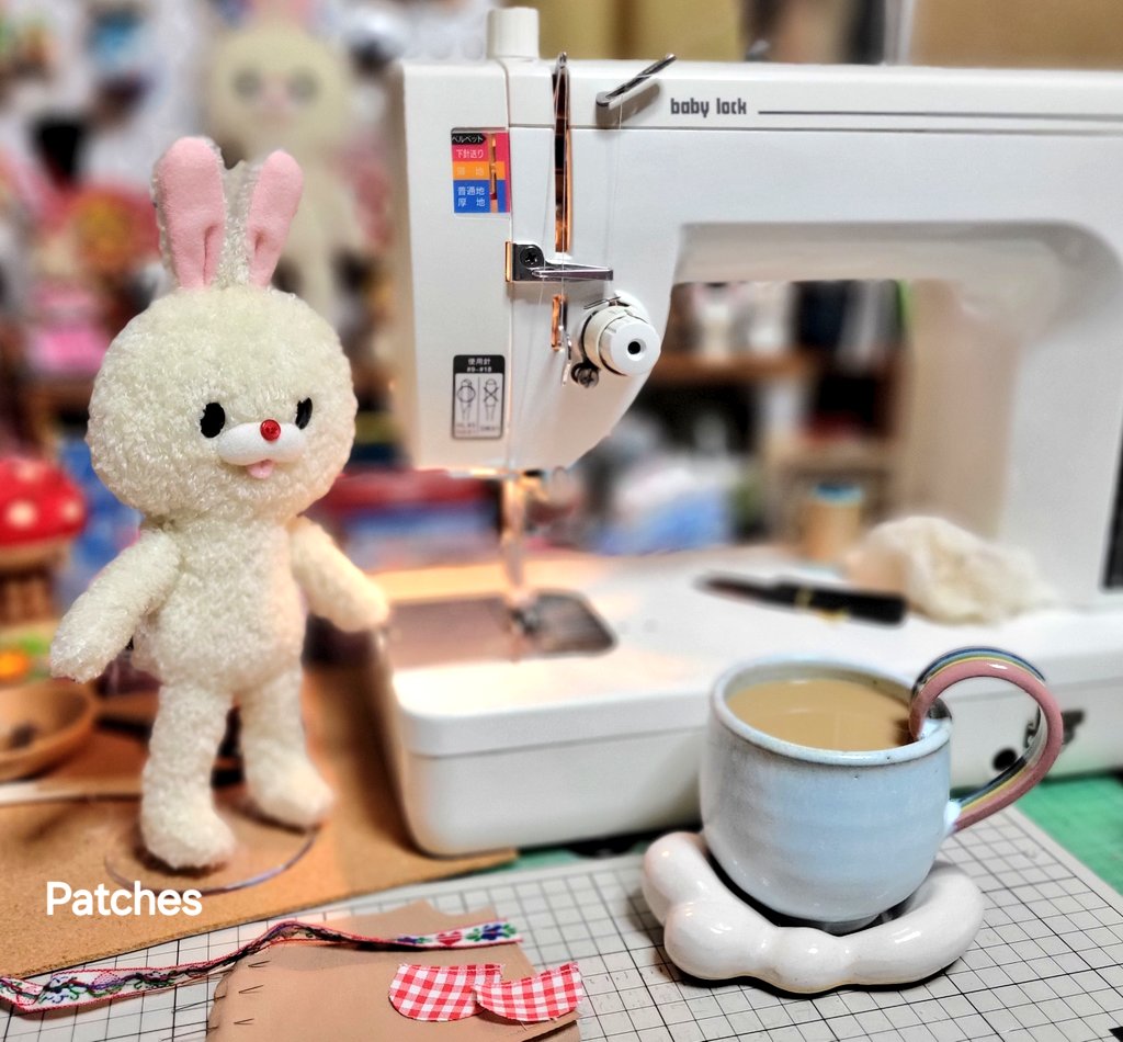 Patches23949242's tweet photo. 晴れ晴れ🌞✨️こんにちは✨️
今日もカタカタお洋服作り🧵🪡
一息のお供は
［@ToffeeCookie ］
『ミネオクラフト』さんの
レインボーマグ&amp;ソーサー🌈✨️
もう3~4年使っています😊✨️✨️

#ドルアニ　#ドールアニマル https://t.co/9QWYO3kbcU