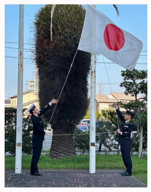 oita_pco's tweet image. 🤭たまがったで大分地本 新人隊員のひとりごと🤭
大分地本では毎朝国旗掲揚がある。この日は国旗降下を見させてもらった。ただ、国旗を降ろすだけのはずなのに、なんだ、この美しい所作は。たまがるじゃないか。一度は自分の目で確かめたい光景だ。
#大分地本 #新人隊員 #ひとりごと