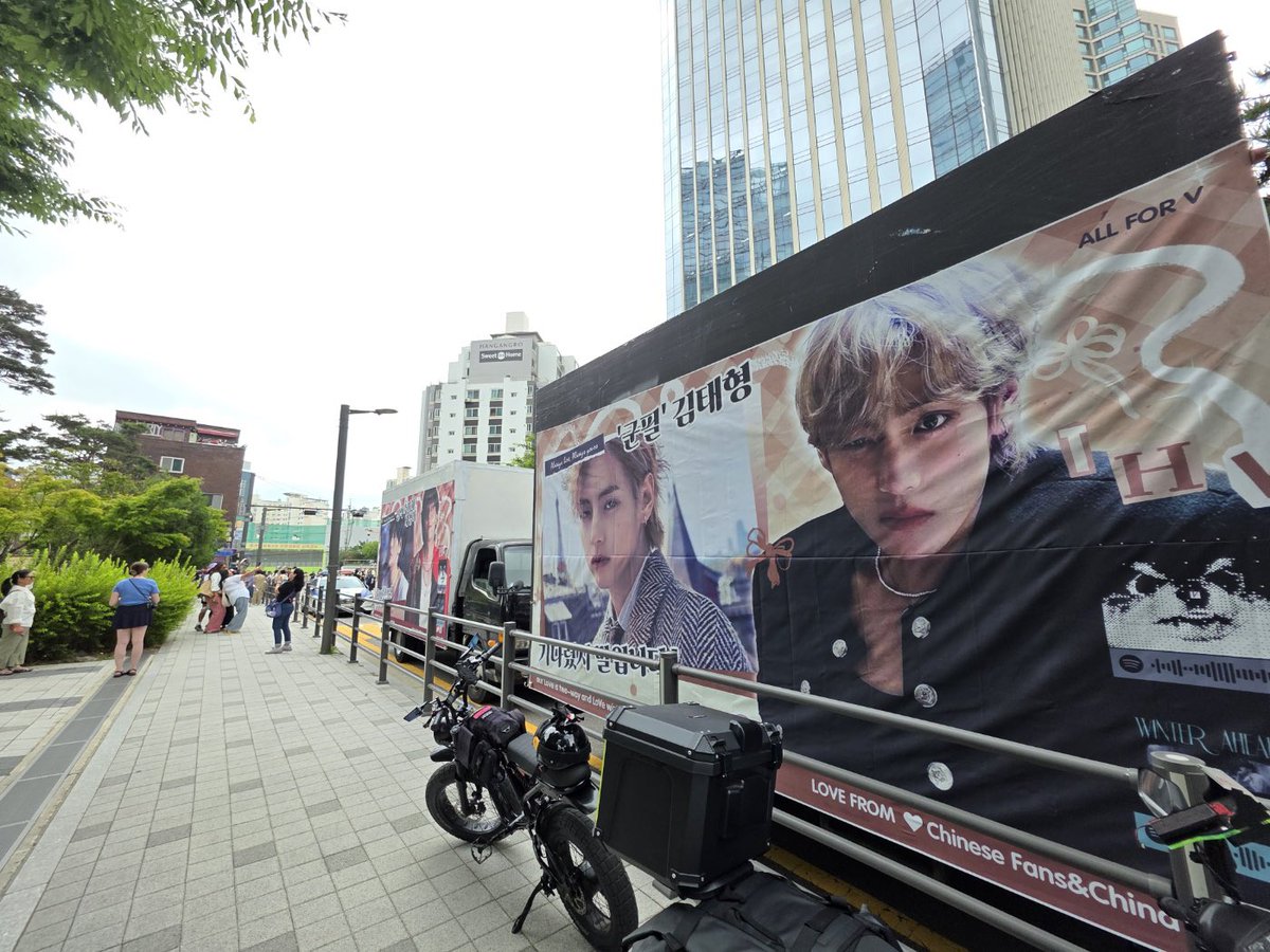 KIMTAEHYUNGBAR_'s tweet photo. Hallo HYBE, we are coming😉

KIM TAEHYUNG IS BACK
#WelcomeBackTaehyung https://t.co/eDdUaN4UFP