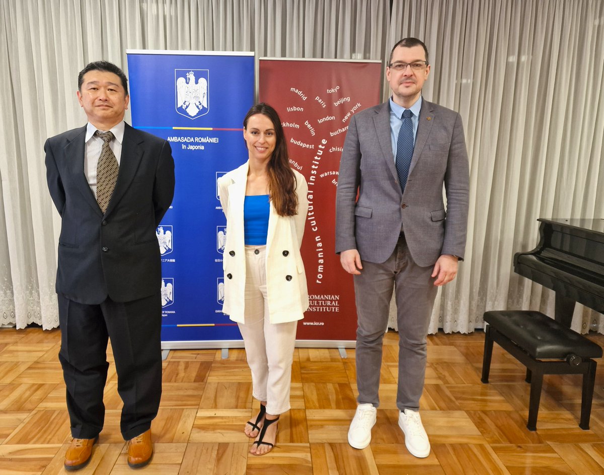 Talentata scriitoare 🇷🇴Sabina Yamamoto (premiul pentru debut al Observatorului Cultural cu romanul "Nu mai e nimeni acasă) și traducatorul său japonez, minunatul profesor și prieten al României Nobumichi Watahiki. Ne dorim mult să o vedem în următorul an pe Sabina publicată în
