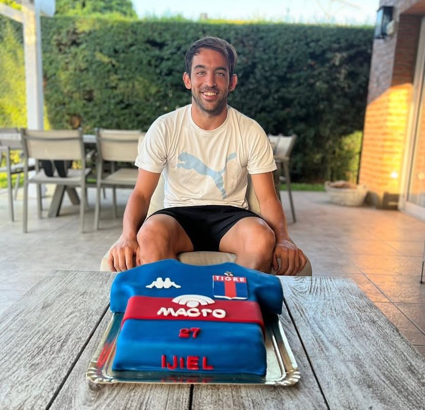 tomyzujani's tweet photo. los tipos son todos mercenarios, pero cuando llega uno que quiere al club, es participativo en eventos y encima juega bien uno se encariña, el corazón no es de fierro. Es uno más de nosotros y lo va a ser siempre. Realmente te voy a extrañar Ijiel https://t.co/StuACxk2WD