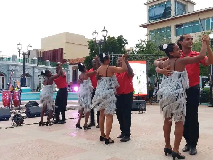 RamosYoemis's tweet photo. Quedó inaugurada la 46 Edición de la Cultura Santiaguera. Dedicada al 50 Aniversario del Movimiento de Artistas Aficionados al arte, 510 de la Villa y 10 Aniversario de haberse declarado el Carnaval Patrimonio Cultural de la Nación 
#SiempreSantigo https://t.co/t383TPX4iL