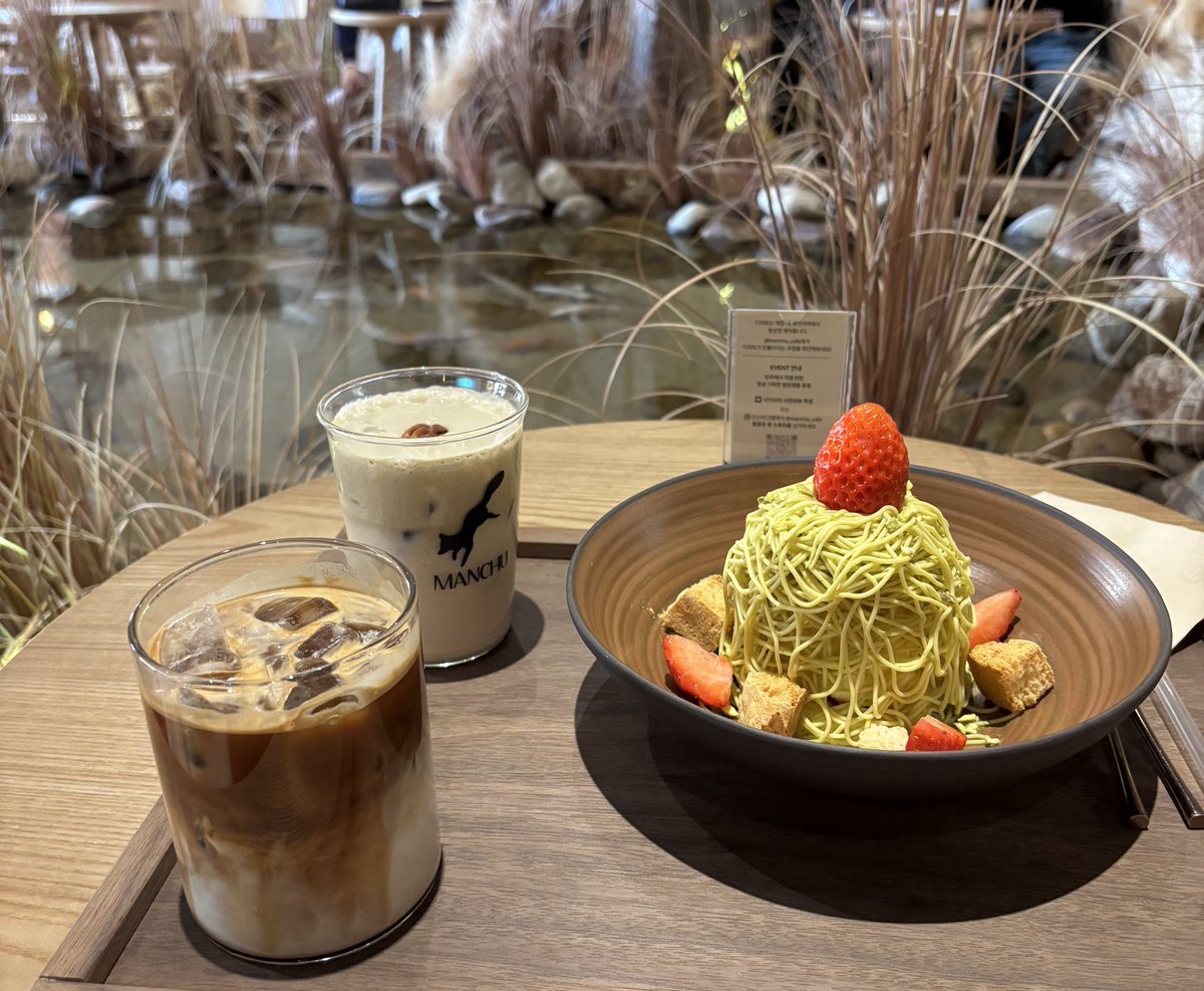 전주 갈때마다 꼭 방문하는 맛집 소개해도 될까욥 본가가 전주라서 일년에 못해도 두번은 놀러가는데 갈때마다 꼭 방문하는 <만추> 입니다!

전주 한옥마을 입구 옆에 위치해있고 다양한 몽블랑 메뉴가 있는데 제 최애는 피스타치오 몽블랑이에요! 몽블랑 라떼도 정말 맛있습니다 꼭 드셔보세요😍